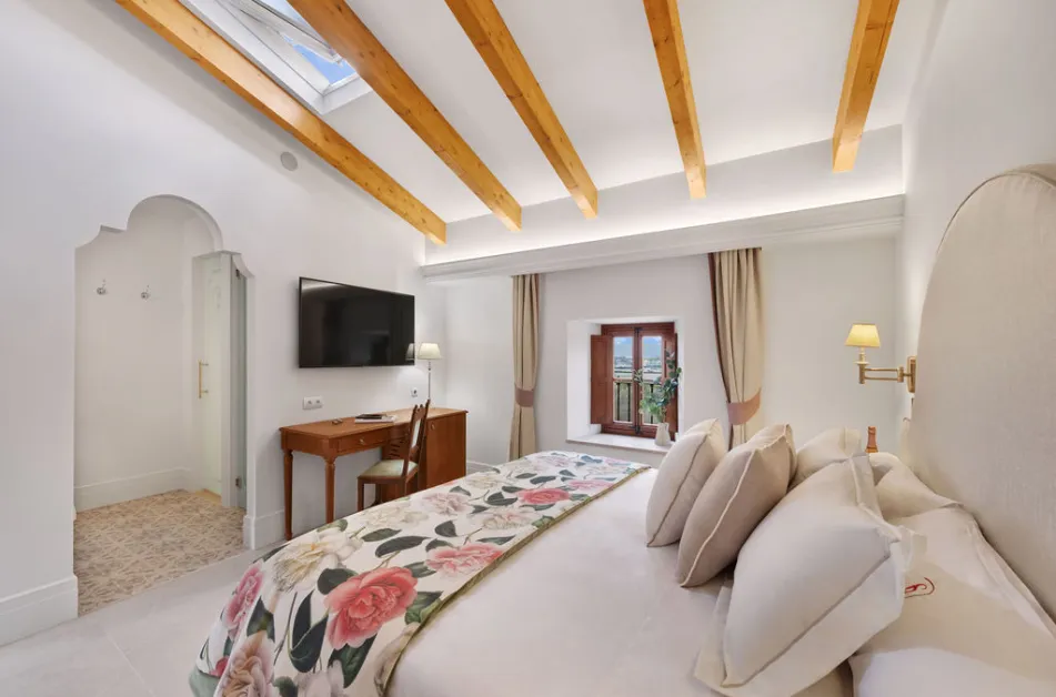 Deluxe Double Attic Room I